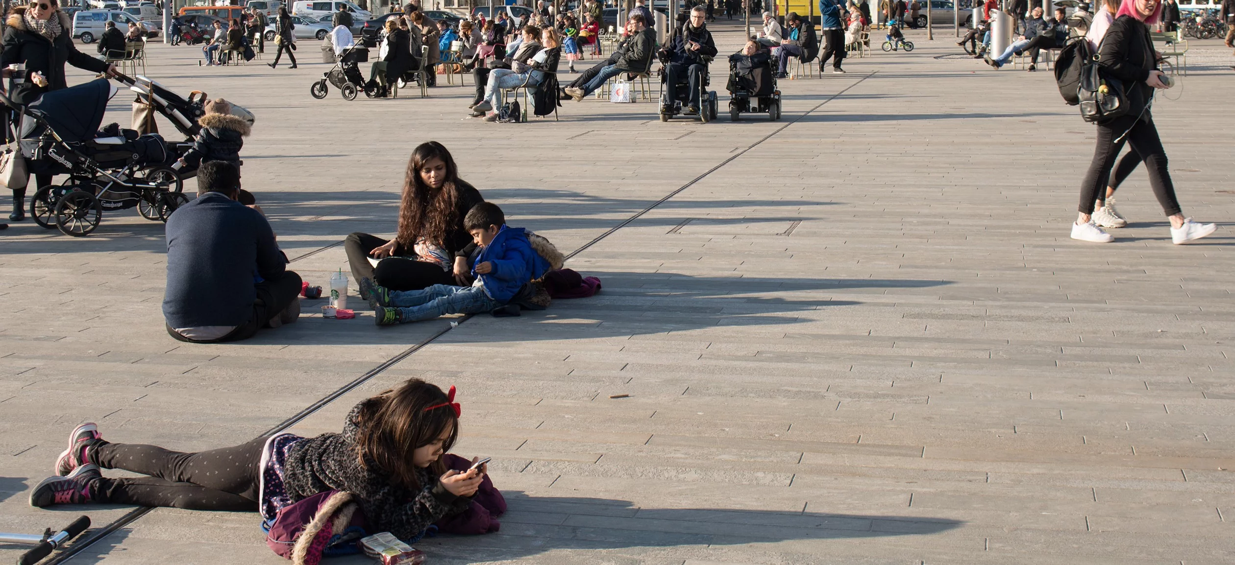 Sicht aus einem Fenster auf ein Baugerüst und auf ältere Häuser.
