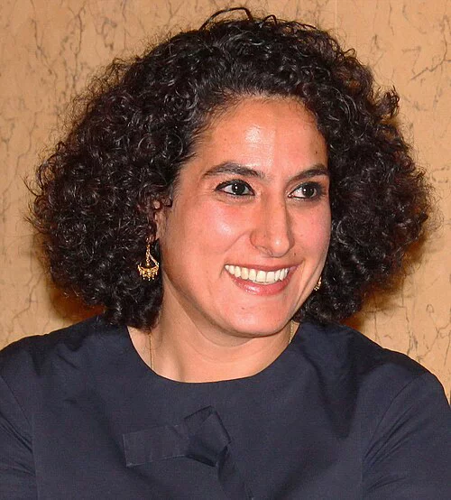 Shirana Shahbazi, eine lachende Frau mit dunklen Locken
