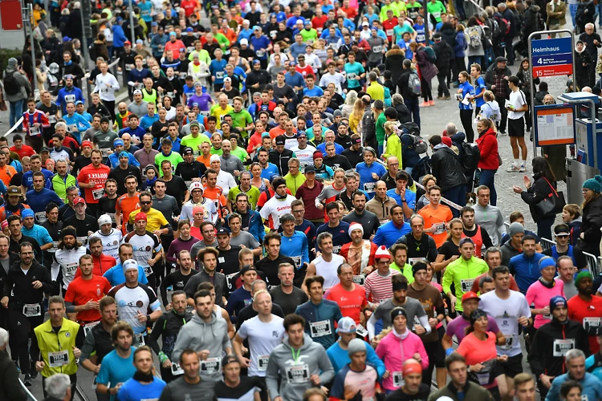 Menschen laufen in der Innenstadt