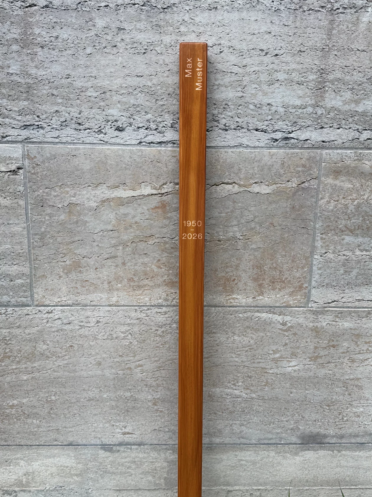 Holzkreuz als Grabmal