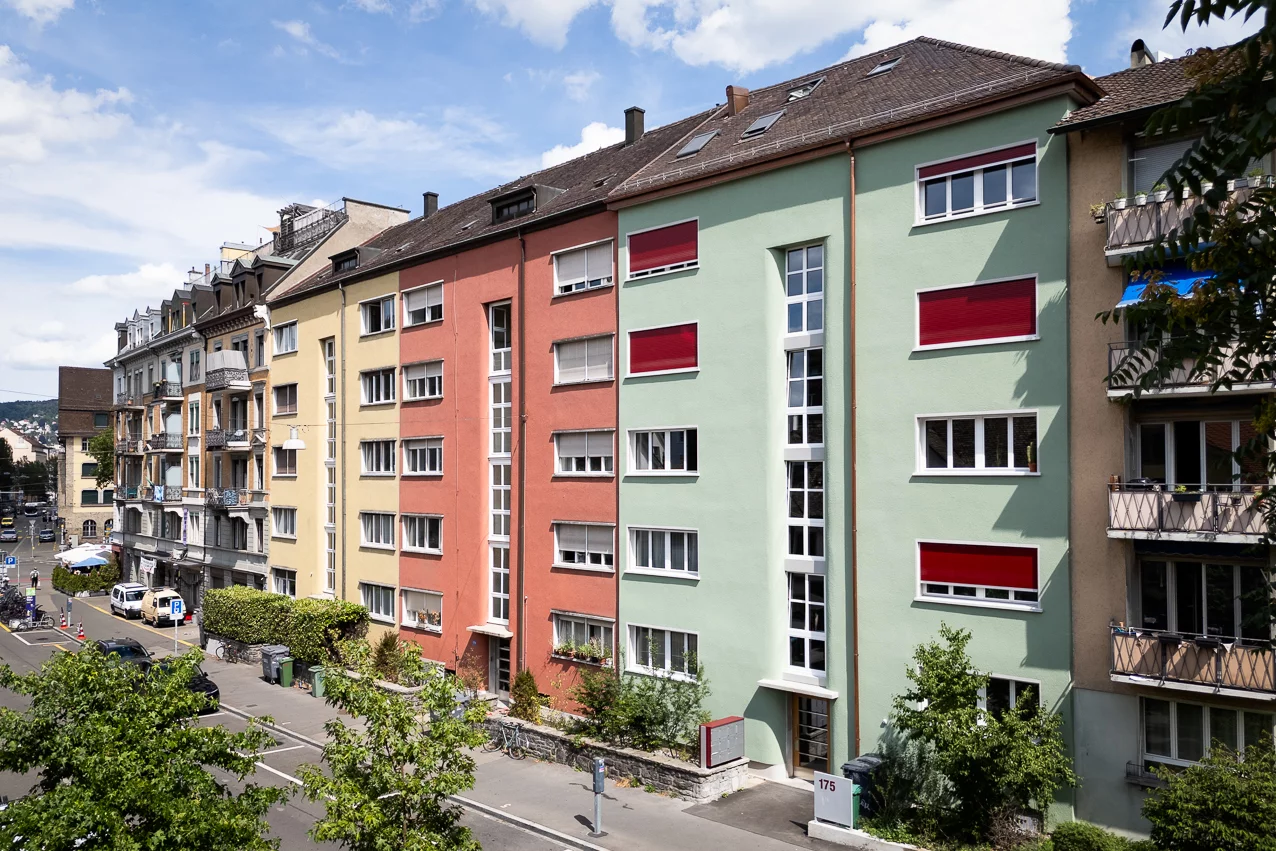 Blick auf die Liegenschaft von der Strasse. Bild: Sophie Stieger