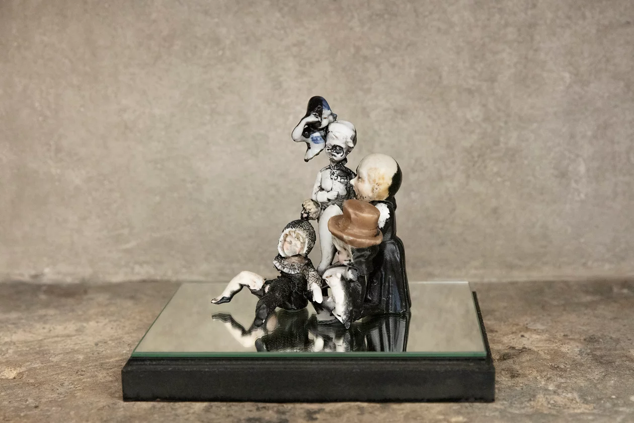 Foto einer kleinen Figurenskulptur von Loredana Sperini