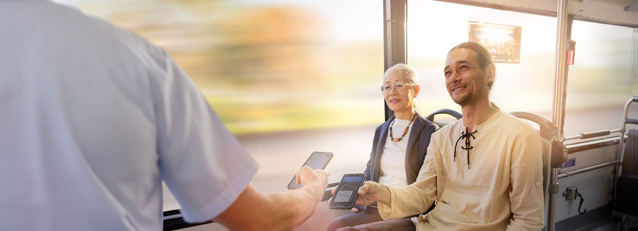 Mutter und Sohn zeigen ihr Ticket