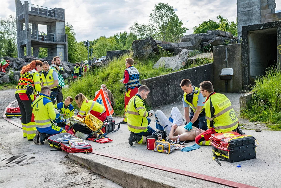 Einsatzkräfte versorgen mehrere schwerverletzte Patient*innen.