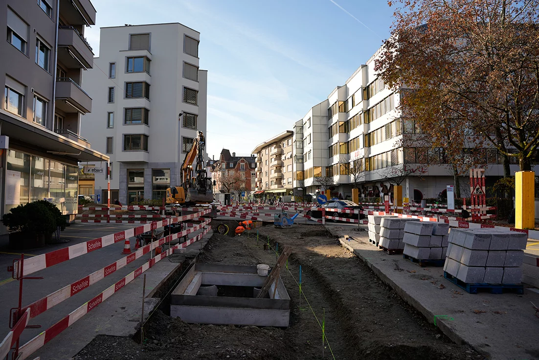 Altstetterstrasse mit Passant*innen und Autos