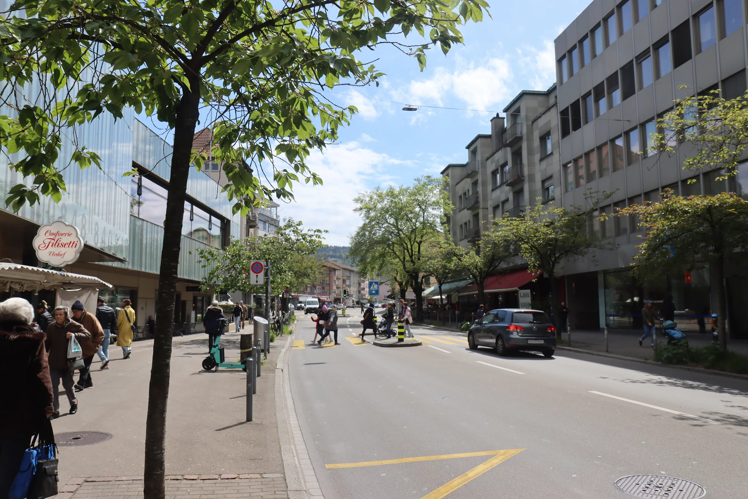 Altstetterstrasse mit Passant*innen und Autos