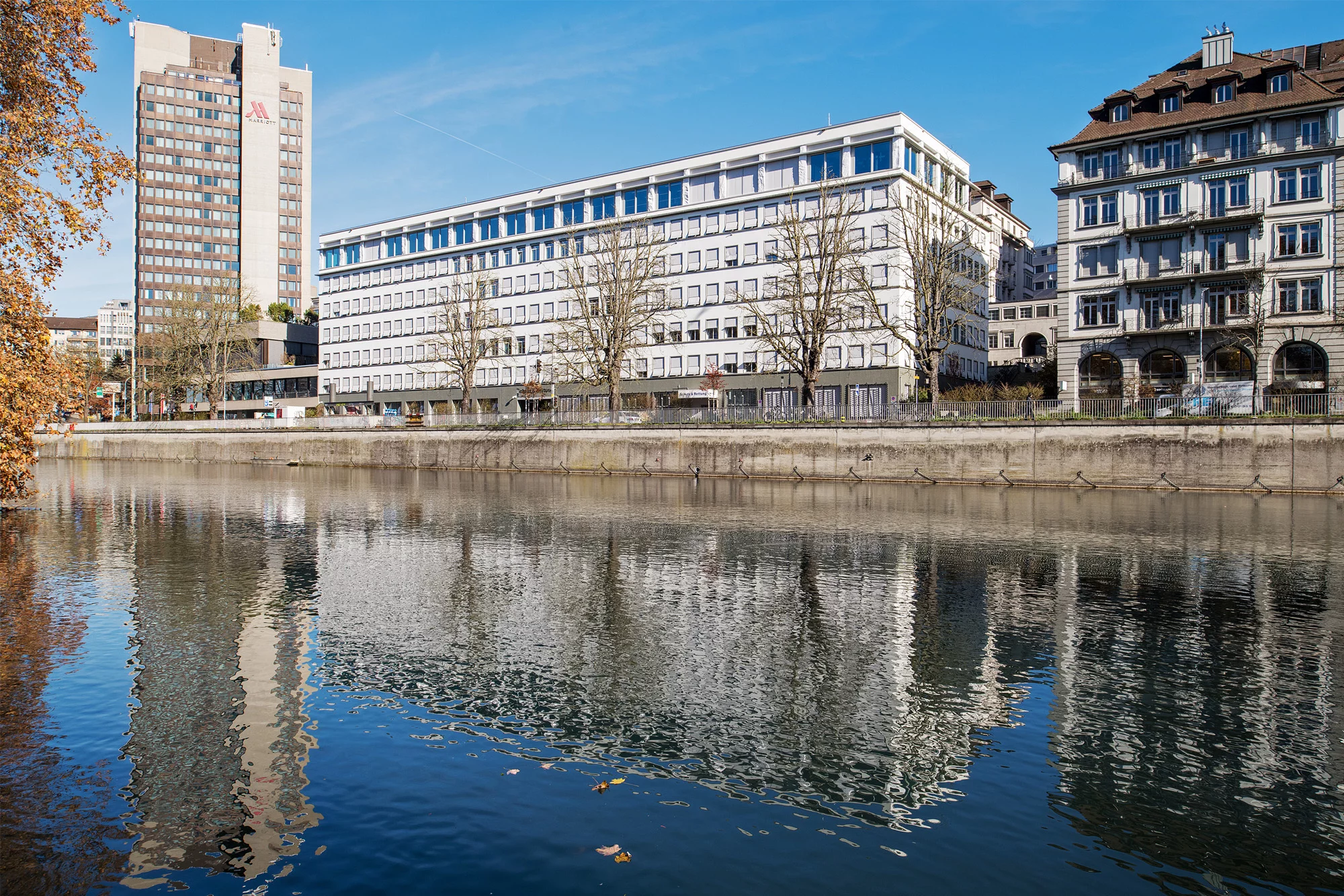 Der Blick geht über die Limmat auf das Amtshaus Walche im Hintergrund und das im Wasser stehende Provisorium.