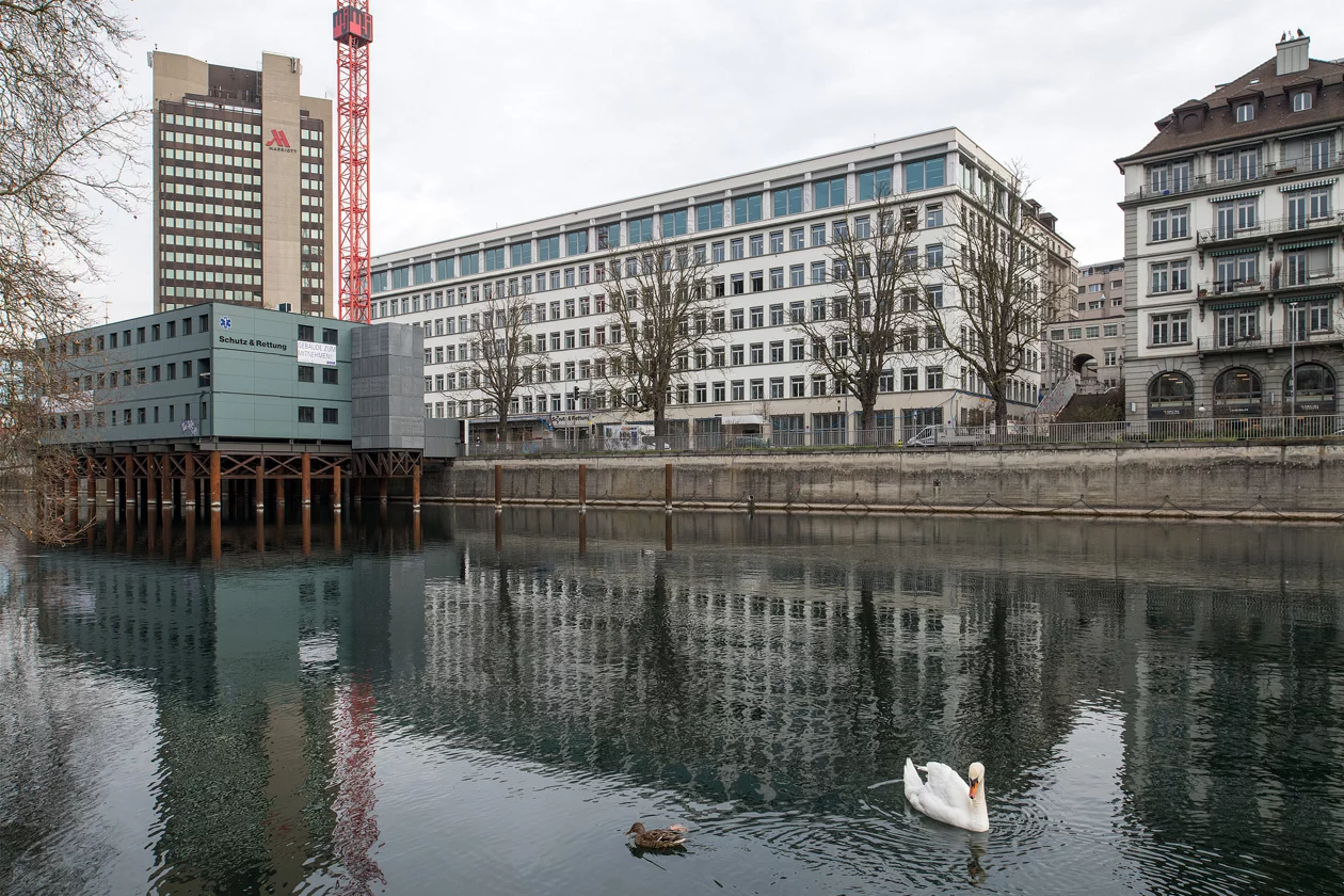 Der Blick geht über die Limmat auf das Amtshaus Walche im Hintergrund und das im Wasser stehende Provisorium.