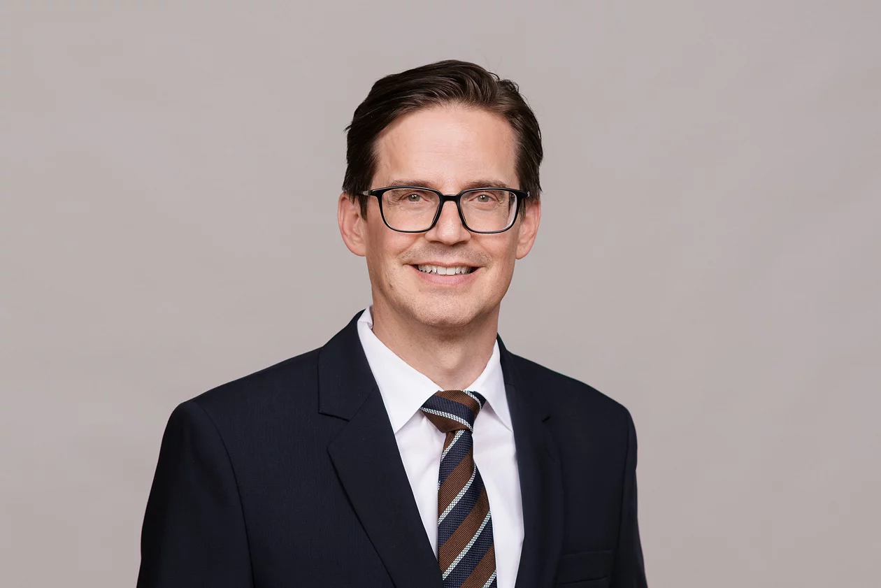 Rechtskonsulent Andrea Töndury schaut freundlich in die Kamera.