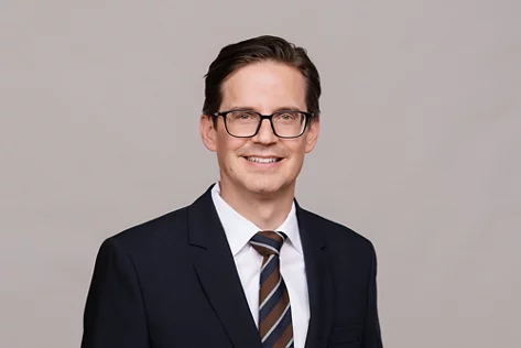 Rechtskonsulent Andrea Töndury schaut freundlich in die Kamera.