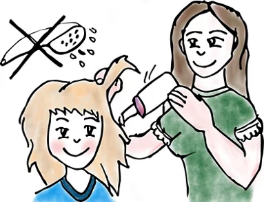 Illustration von Mutter mit Tochter, welche ihr ein Kopflausmittel auf die Haare aufträgt.