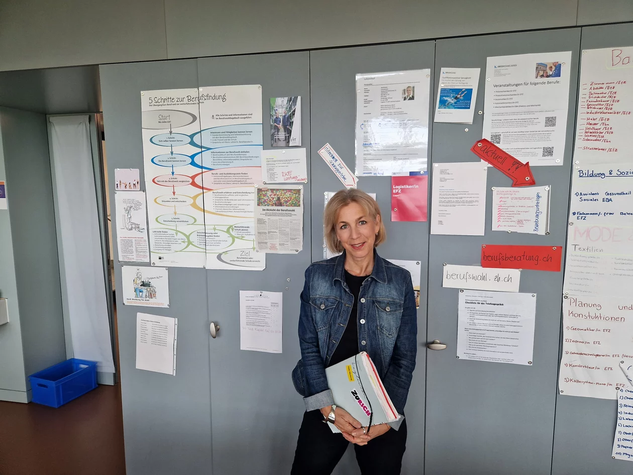 Anne Gully im Schulzimmer
