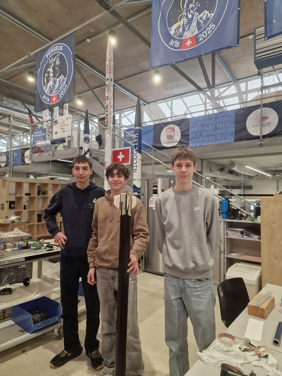 Foto von Matan, Colin und Lino, die stolz einen Teil der Rakete in den Händen halten.
