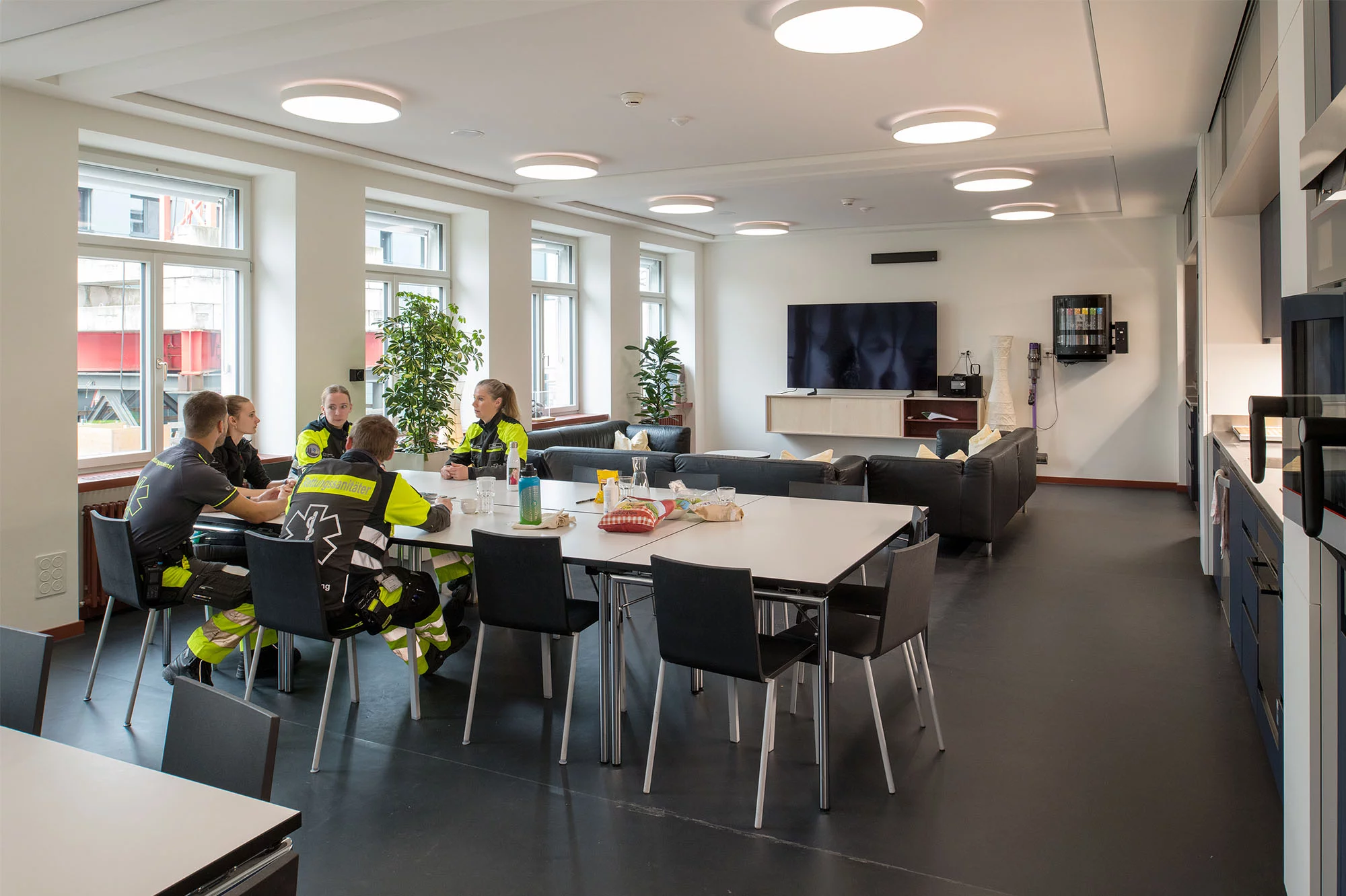 Einblick in den Pausenraum des Rettungsdienstes.