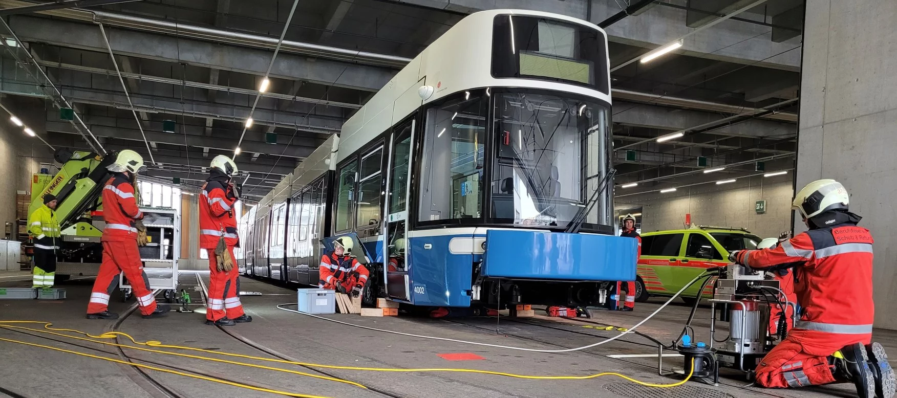 Angehörige der Berufsfeuerwehr bei einer Übung mit einem Tram. 