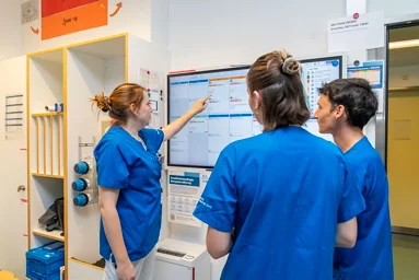 Team bespricht den Einsatzplan