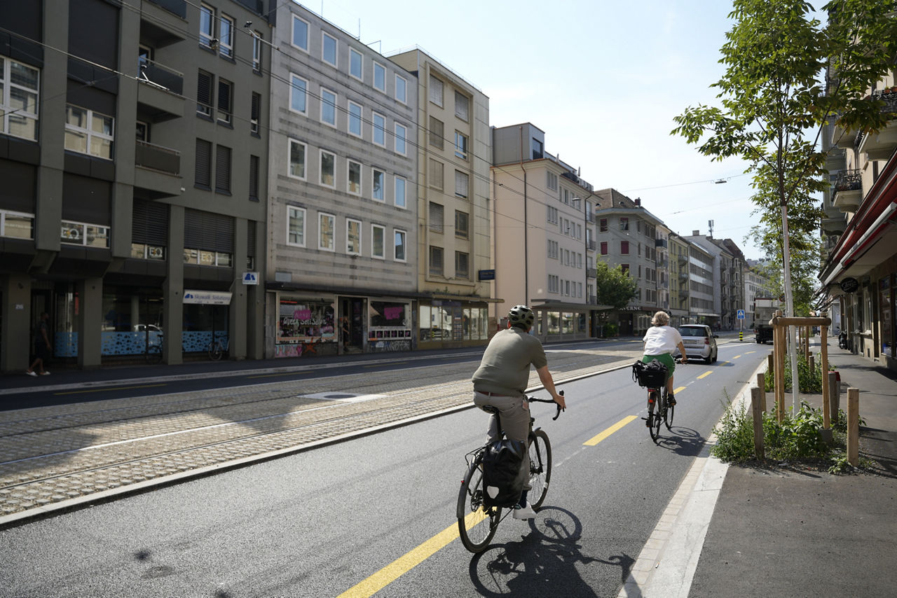 Badenerstrasse nach Bauabschluss mit Velostreifen und Strassenbäumen