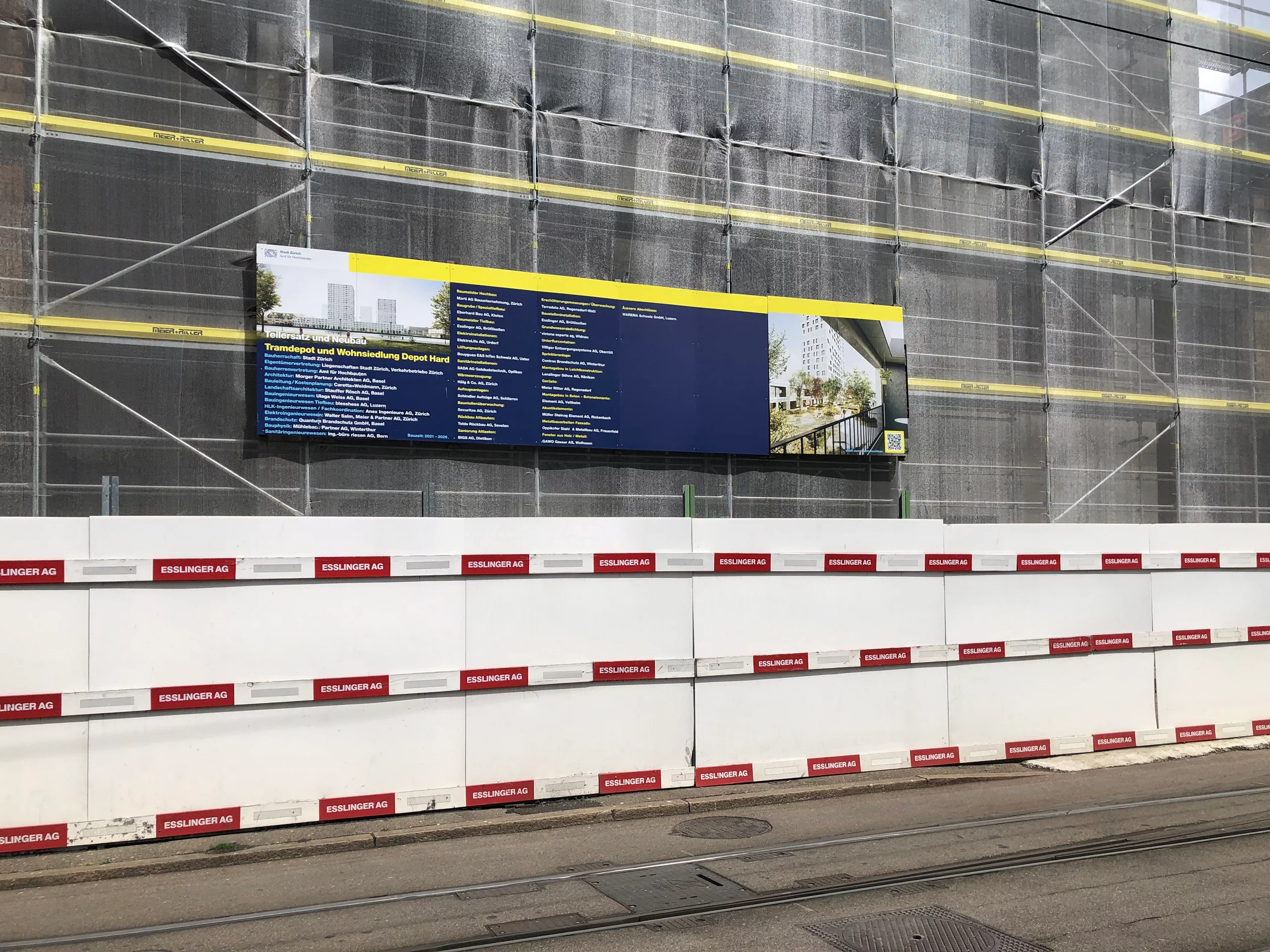 Baureklametafel an Baustelle