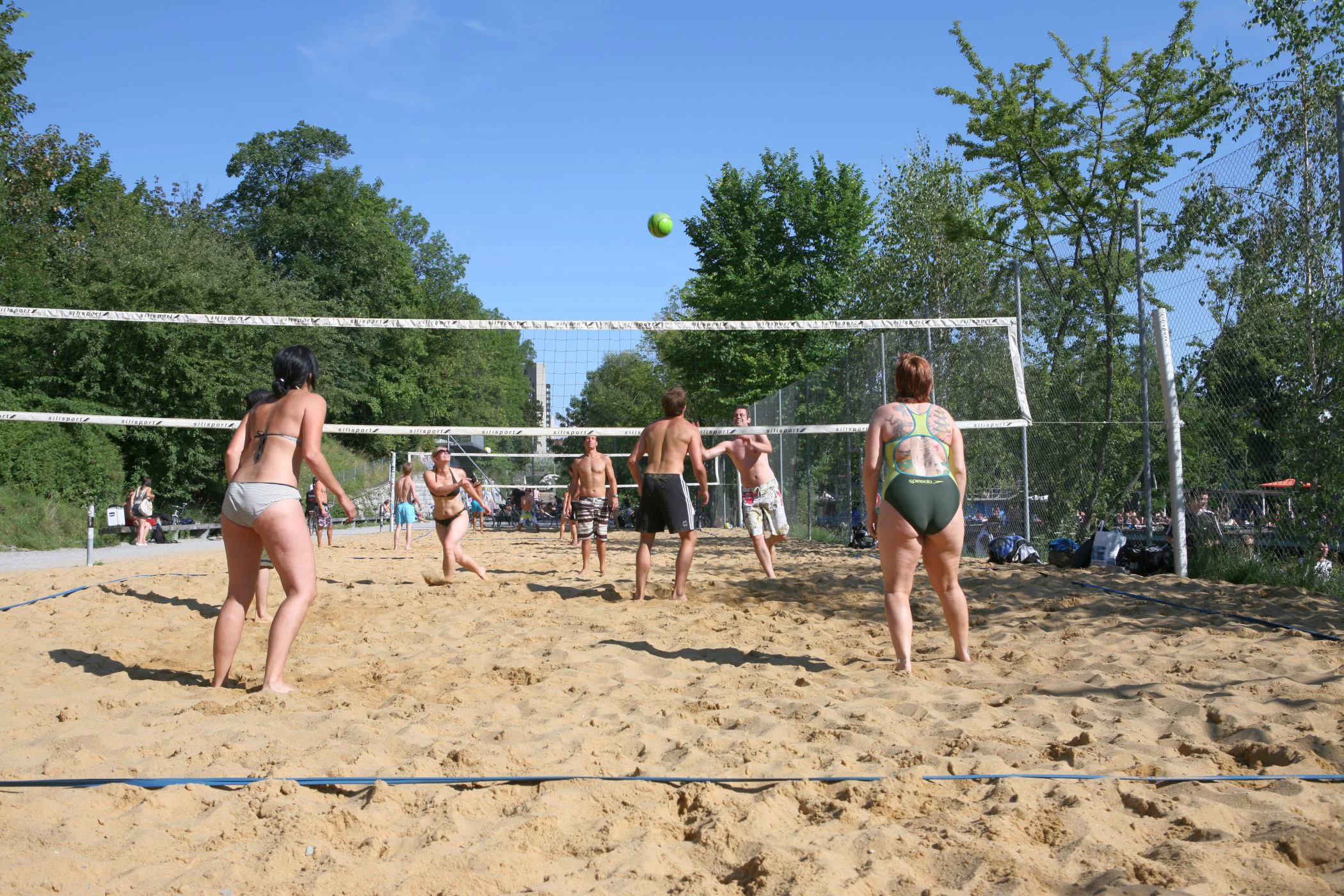 Beachvolleyballer*innen am Oberen Letten
