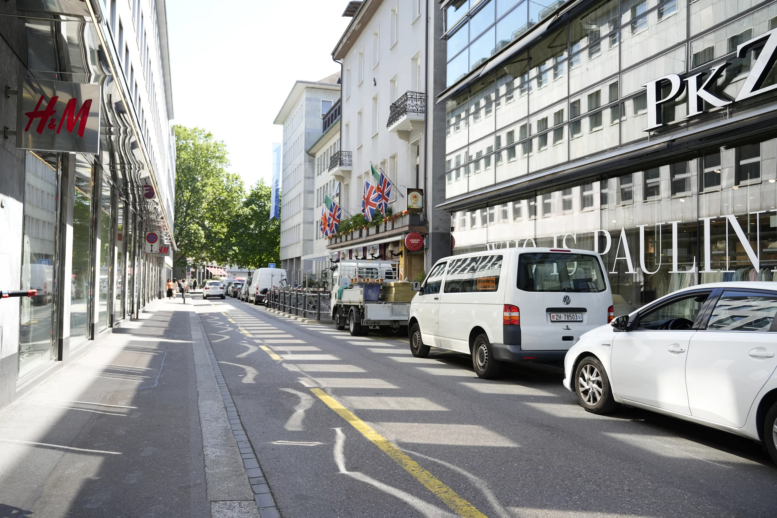 Beatengasse: Strassen mit Läden, Pub und parkierten Fahrzeugen