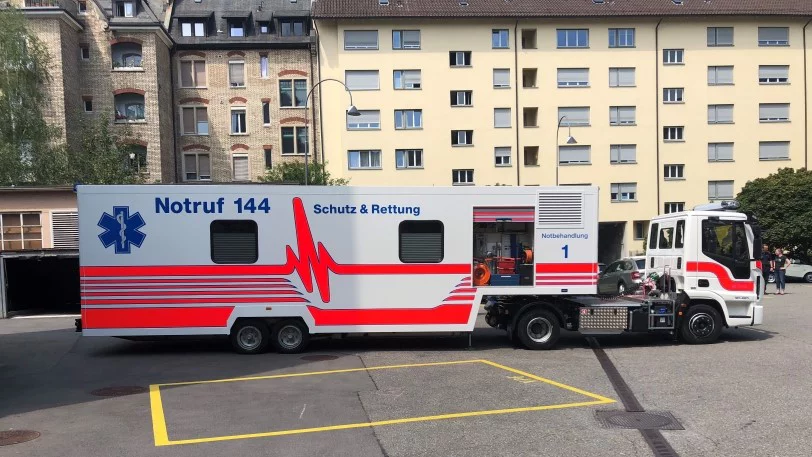 Behandlungsstelle mit Zugfahrzeug