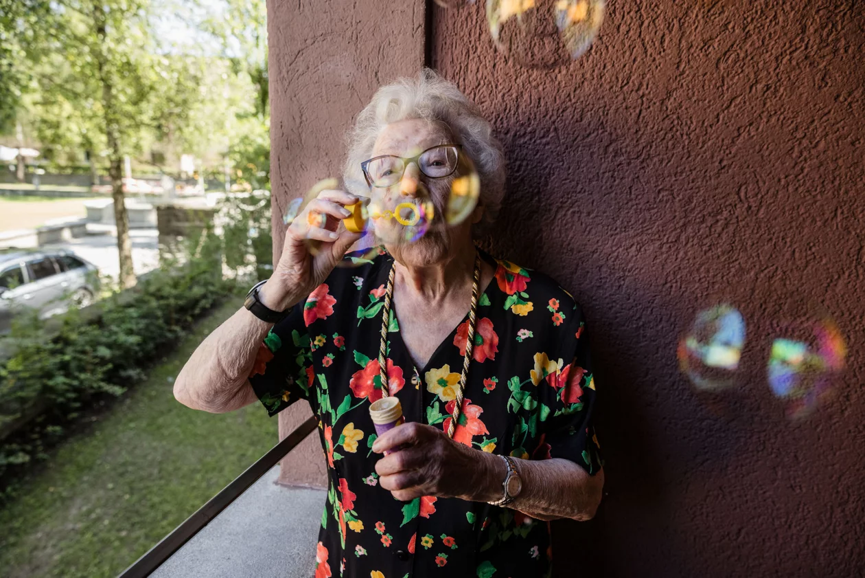 Bertha Breig macht in ihrer Loggia Seifenblasen.