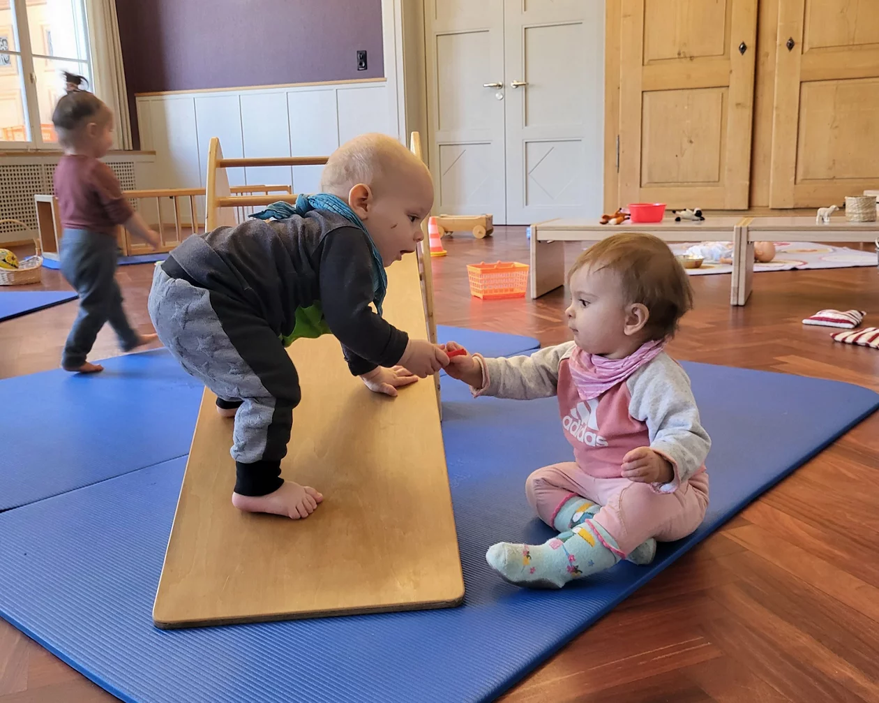 Kinder spielen