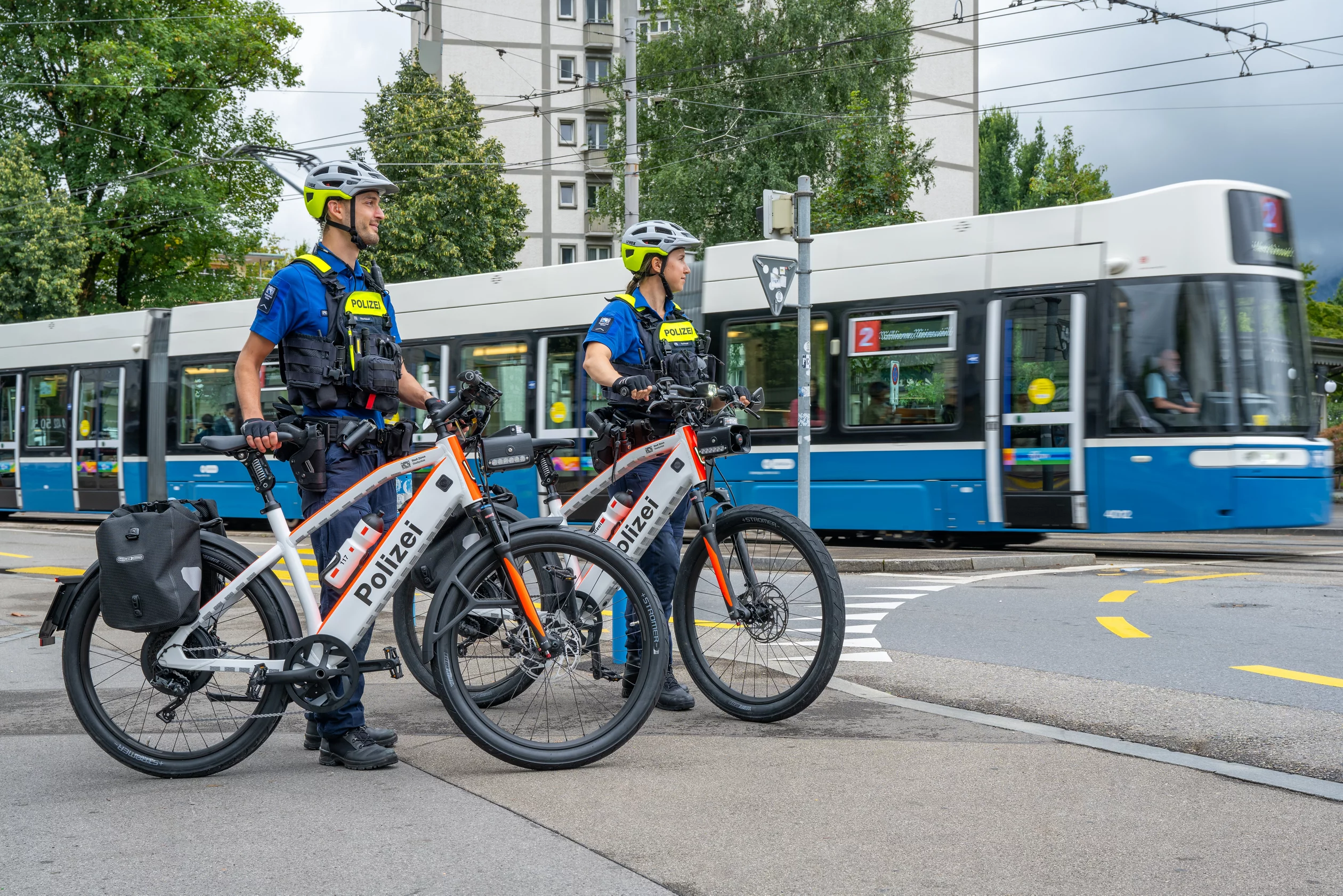 Die Polizei an der Langstrasse im Gespräch mit Passanten