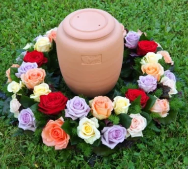 Blumenkranz mit bunten Rosen