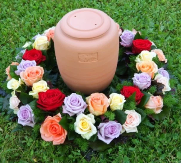 Blumenkranz mit bunten Rosen