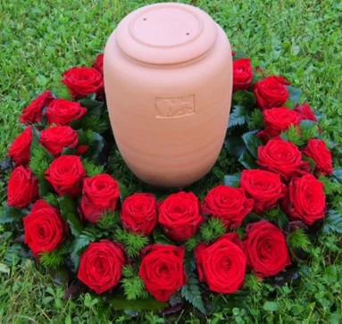 Blumenkranz mit roten Rosen