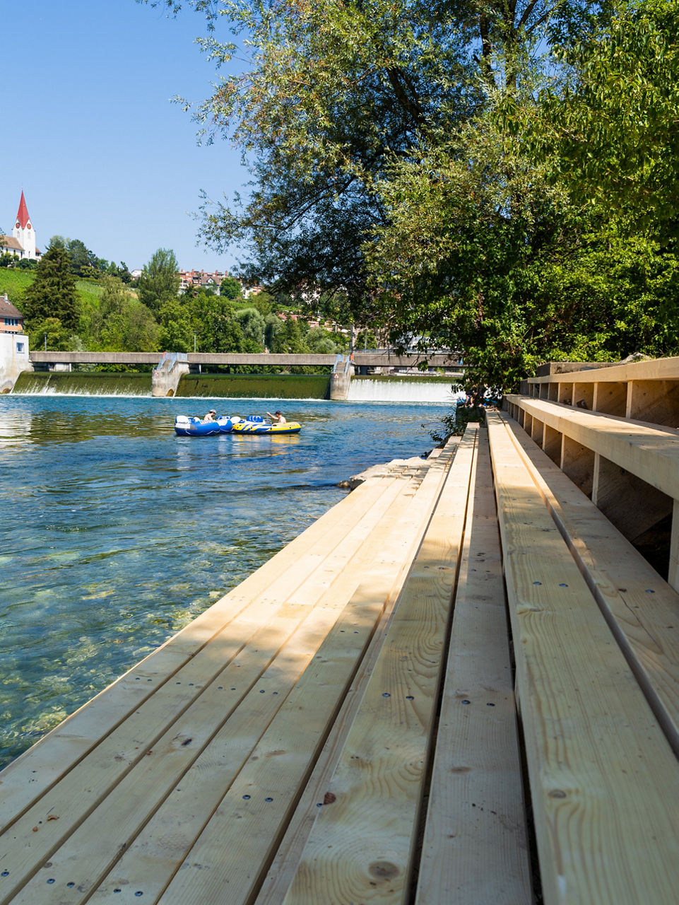 Böötler vor dem Wehr