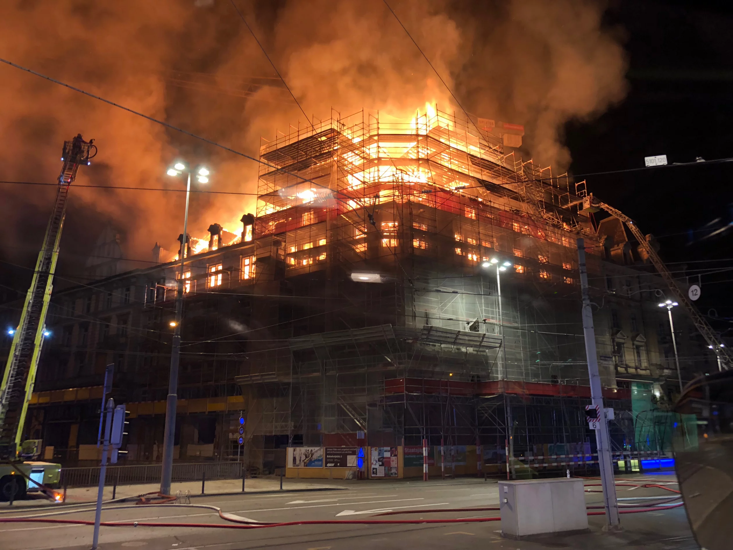 Vollbrand dreier Gebäude am Bahnhofplatz Zürich.
