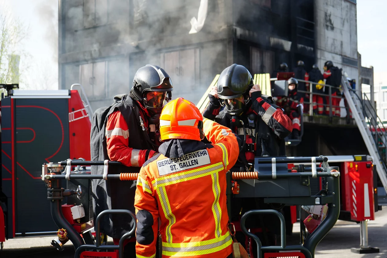 Feuerwehrleute an einer Übung am Holzbrandhaus.
