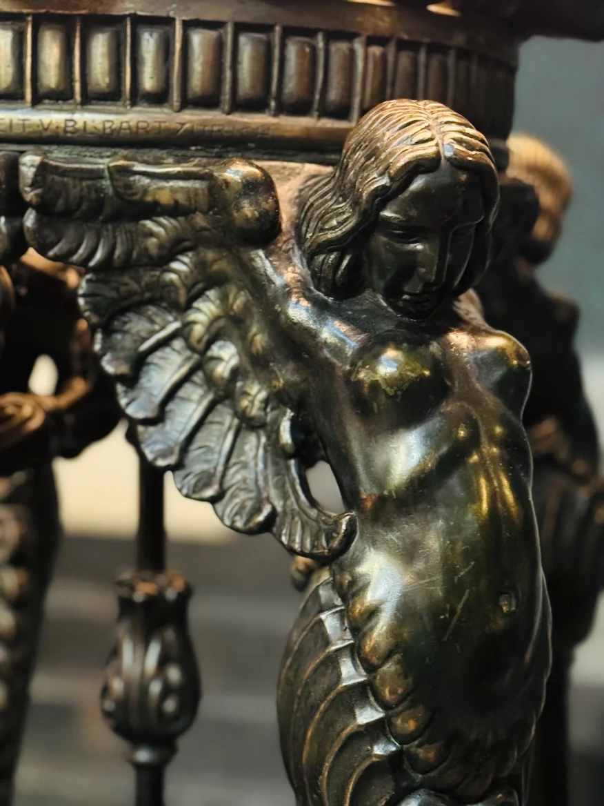 Bronzene geflügelte Frauenfigur