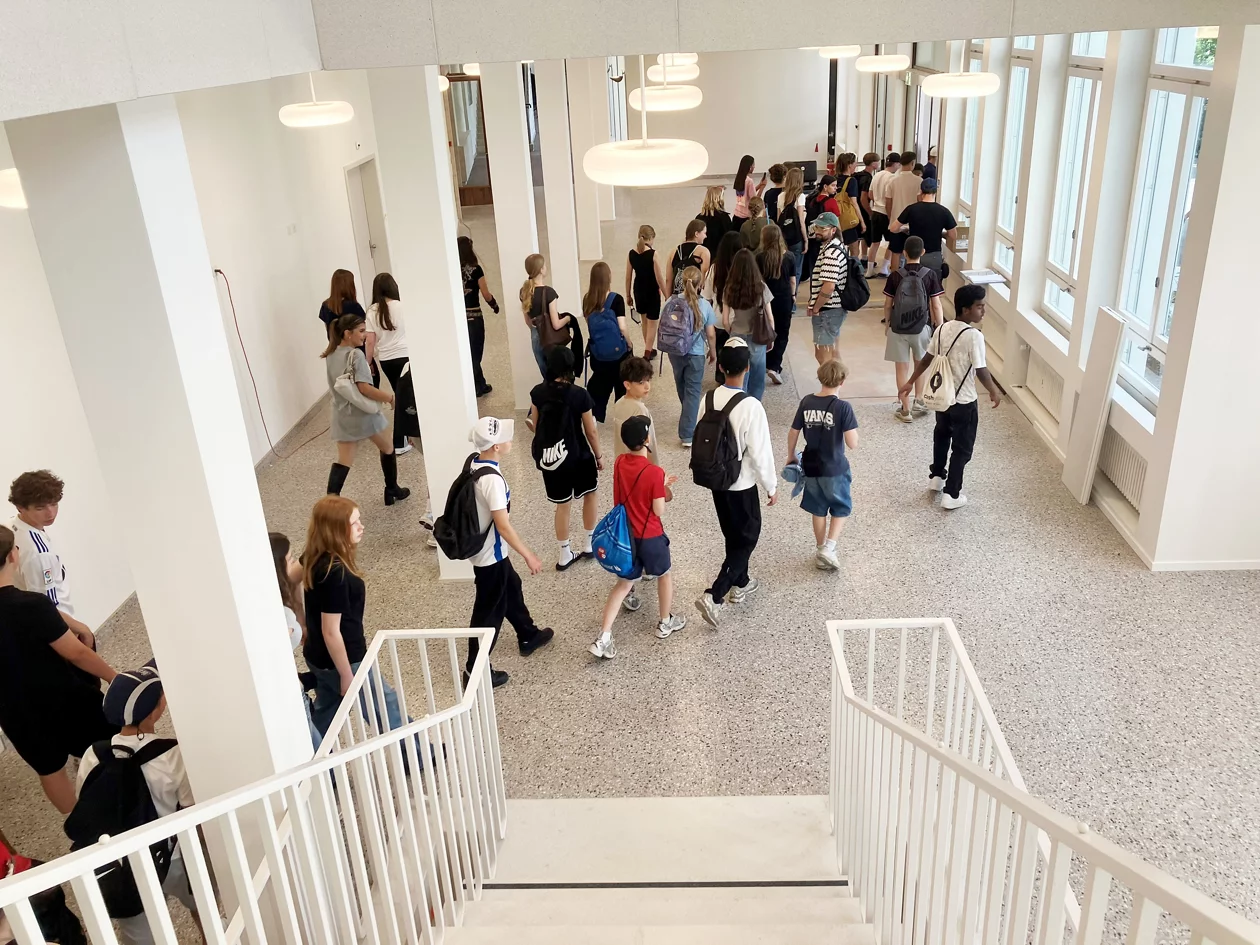 Eingangsbereich mit Schüler*innen, Schule Brunnenhof