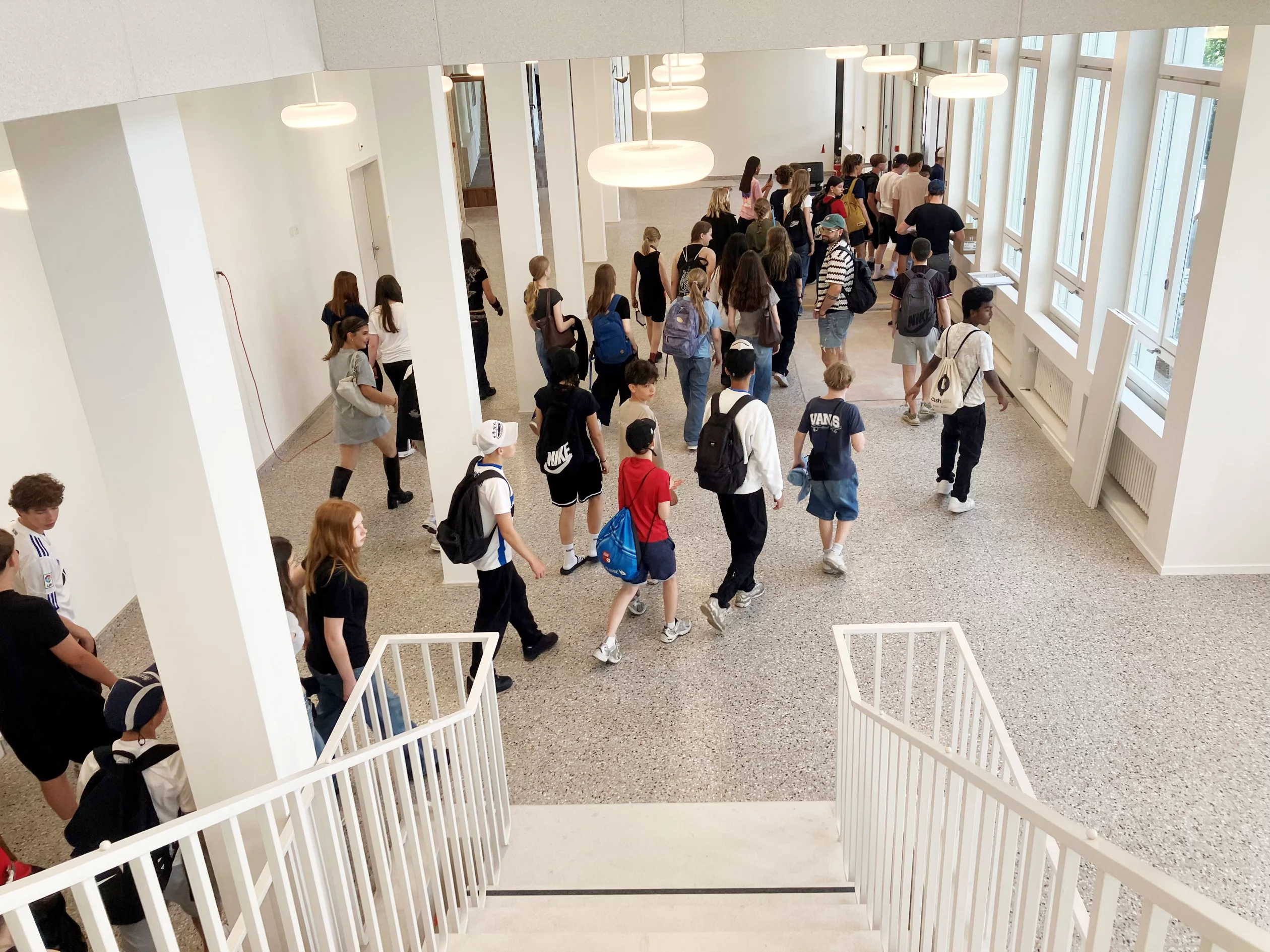 Treppenhaus der Schule Brunnenhof mit Kindern