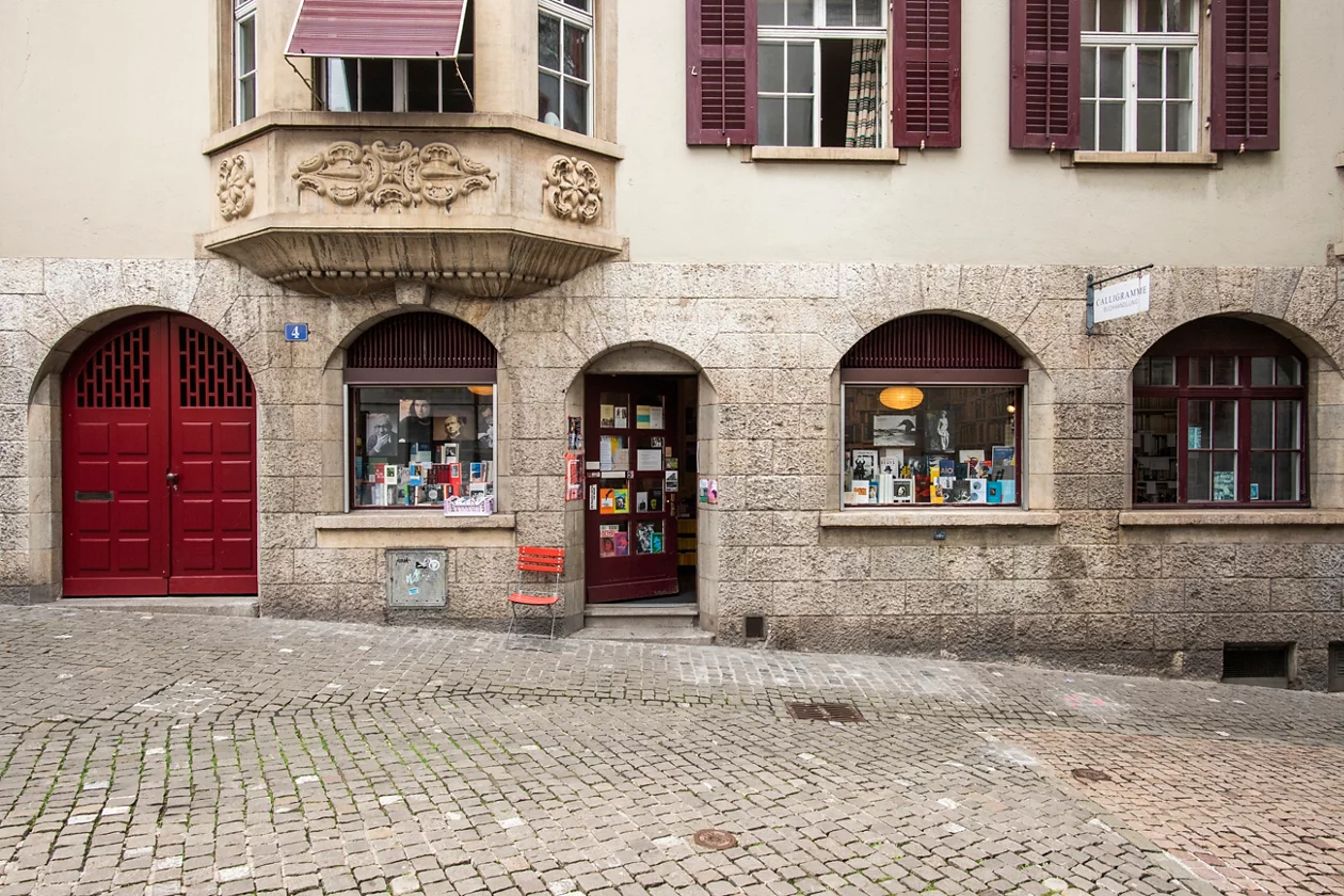 Das bild zeigt eine Buchhandlung Caligramme von aussen in einem alten Gebäude 