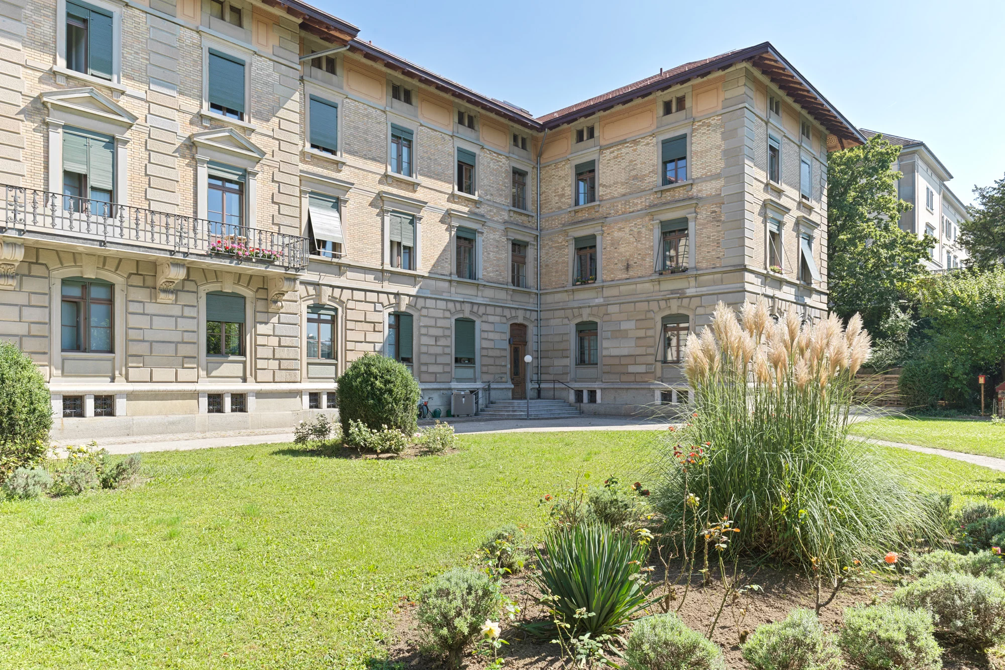 Aussenansicht Bürgerasyl-Pfrundhaus mit Park.