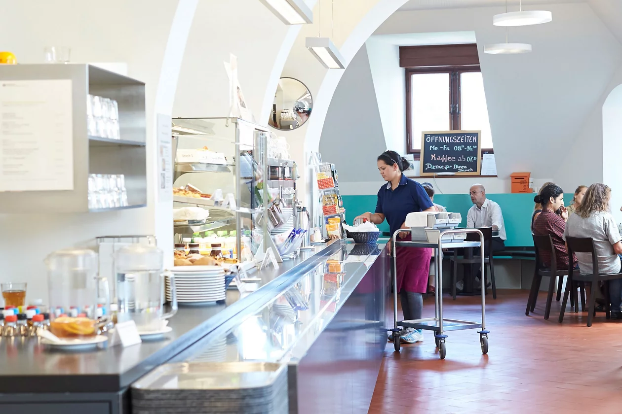 Wir führen an verschiedenen Standorten Cafeterias fürs Personal. Wer kommunikativ und belastbar ist und gern flexible Arbeitszeiten hat, kann hier für Gäste sorgen.