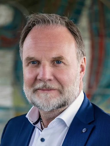 Christian Albrecht, Direktor Fachschule Viventa, schaut freundlich in die Kamera.