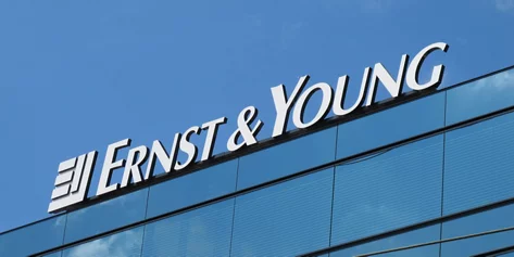 Dachbeschriftung Ernst & Young am Maagplatz 1
