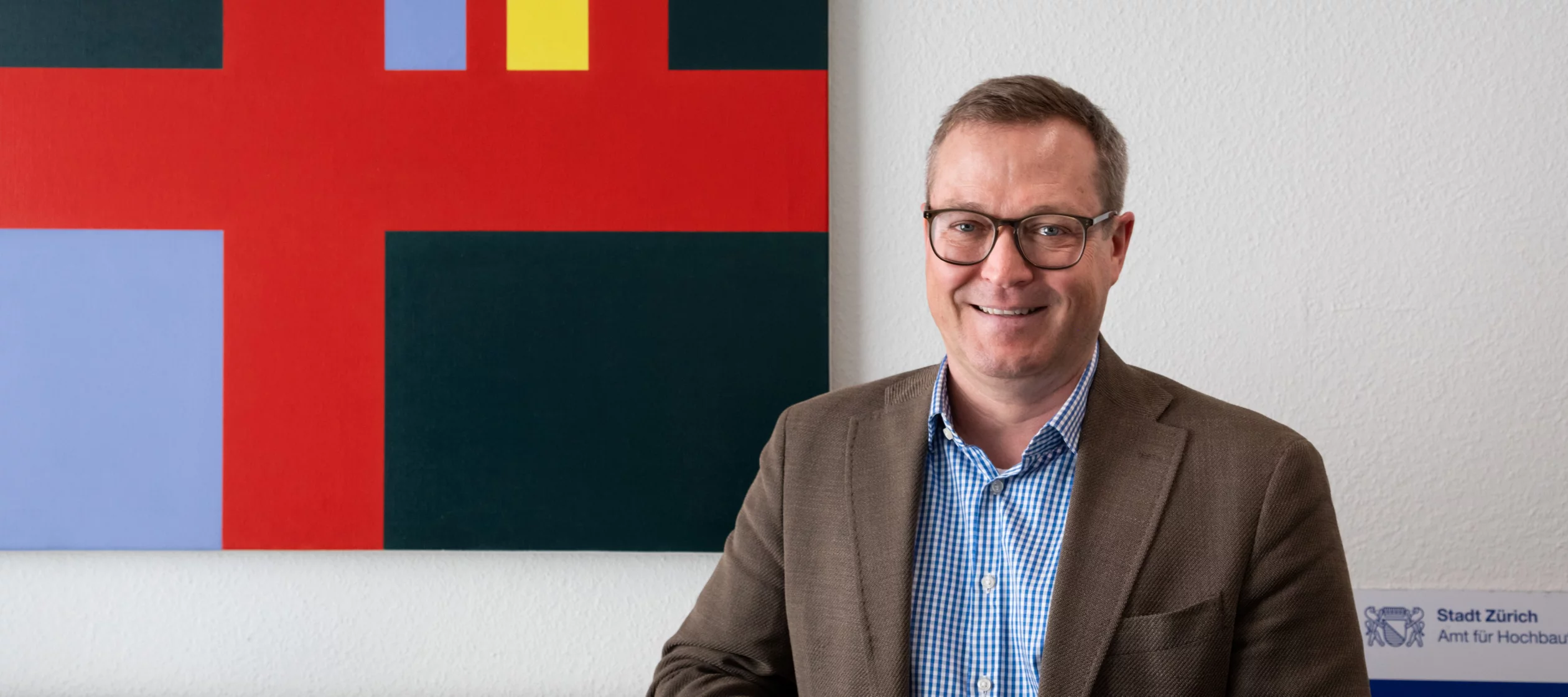 Porträt von Daniel Müller vor dem von ihm ausgewählten Kunstwerk