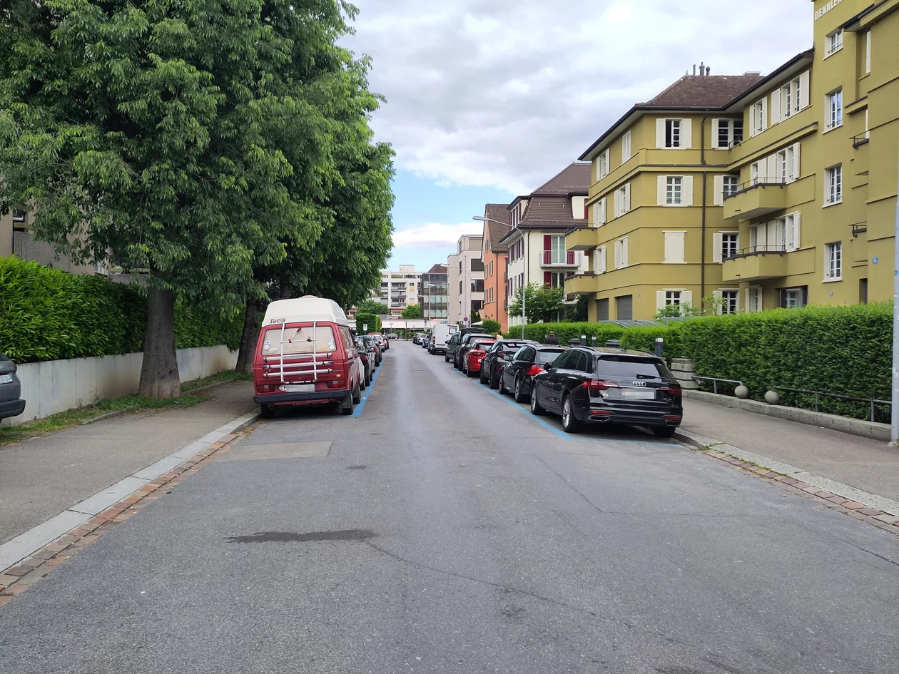 Ein Beispiel einer Strasse, an der keine Begegnungszone umgesetzt werden kann.