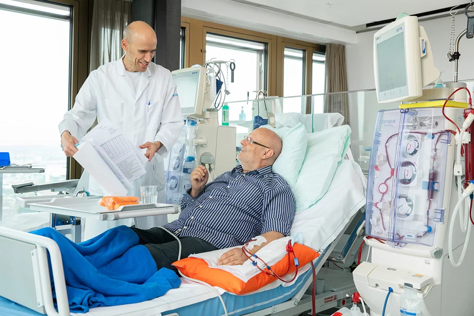 Arzt und Patient bei der Dialyse 