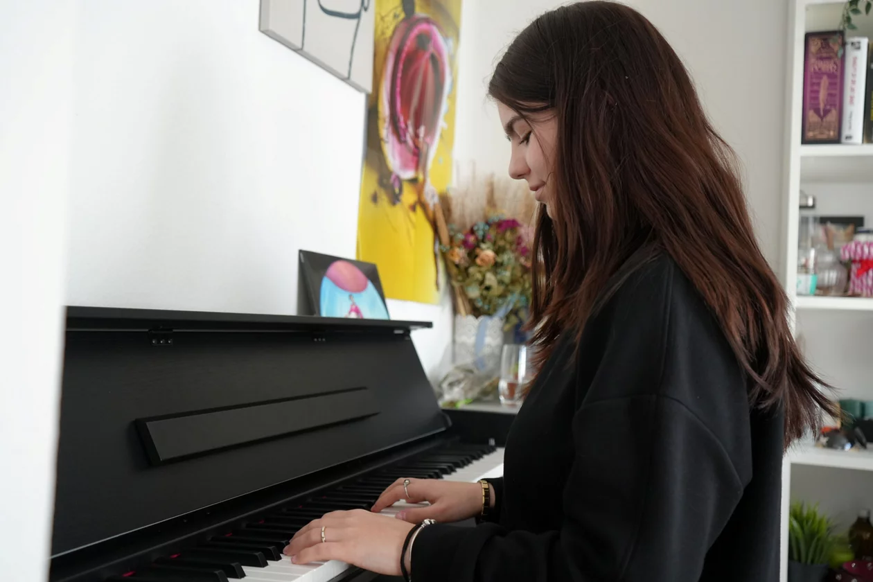 Die Jungautorin Diana Sola am Klavierspielen.