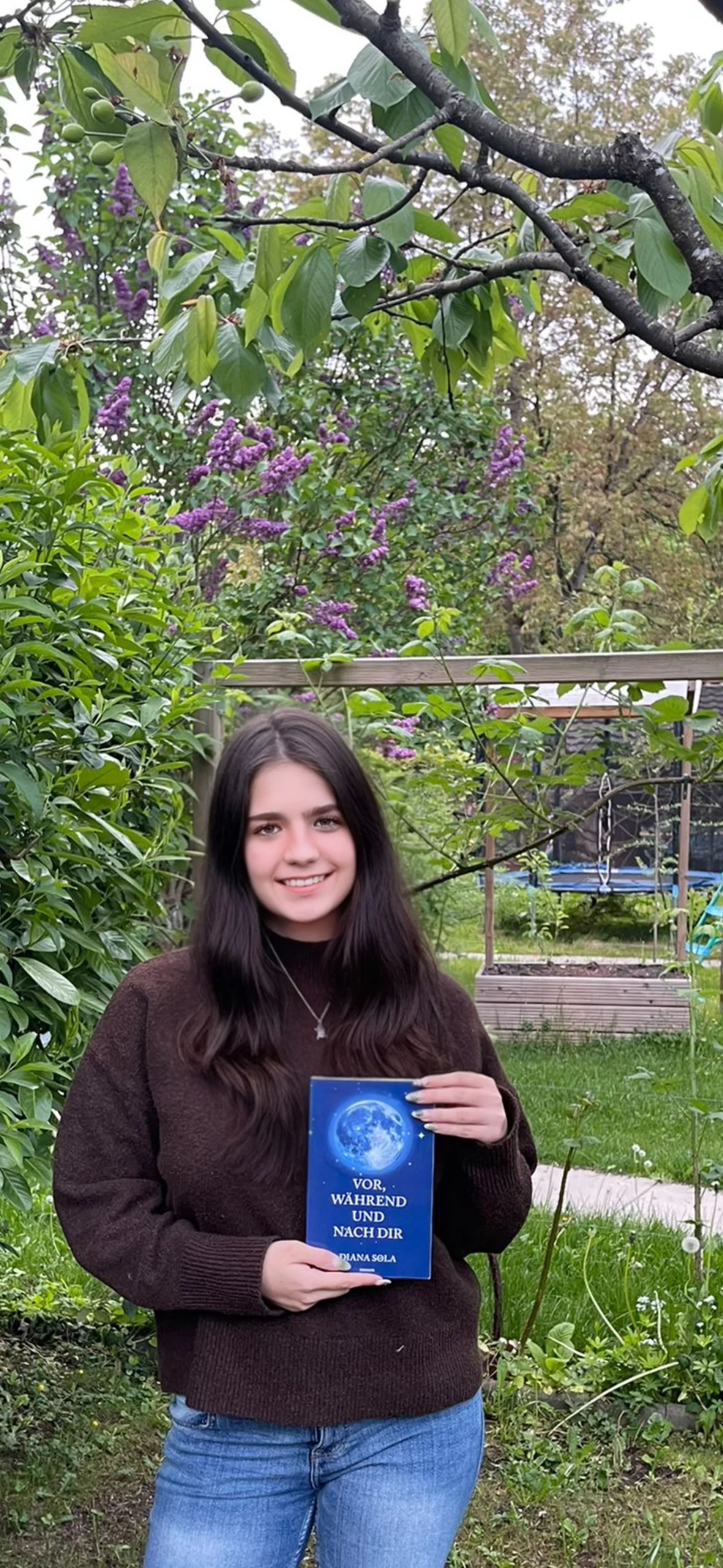 Diana Sola zeigt ihr Buch "Vor, während und nach dir"
