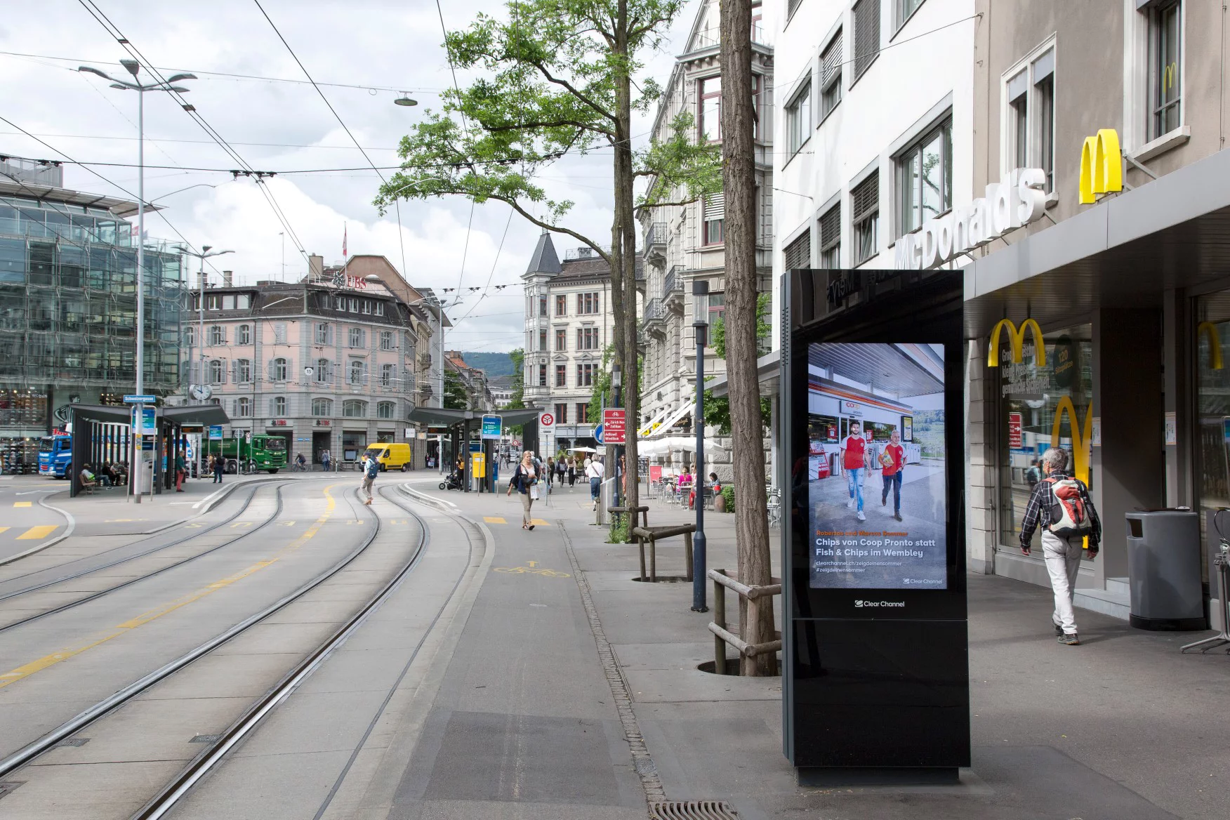 Digitale Werbeanlage auf einer Strasse