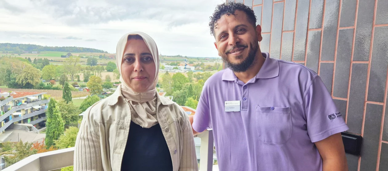 Dilgesh Nadar, Fachfrau Hauswirtschaft und Tarek Sohbani, Mitarbeiter Hotellerie im Gesundheitszentrum für das Alter Wolfswinkel