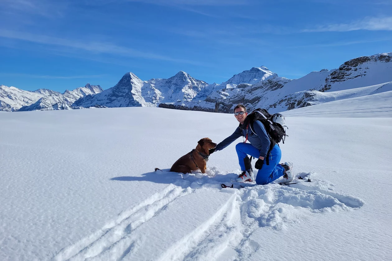 Dominic Decurtis mit seinem Labrador im Schnee.
